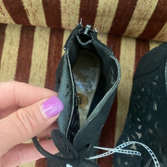 NWT Madeline Stuart heels with flower design. Open toe with zipper in back. 8 - Picture 10 of 10